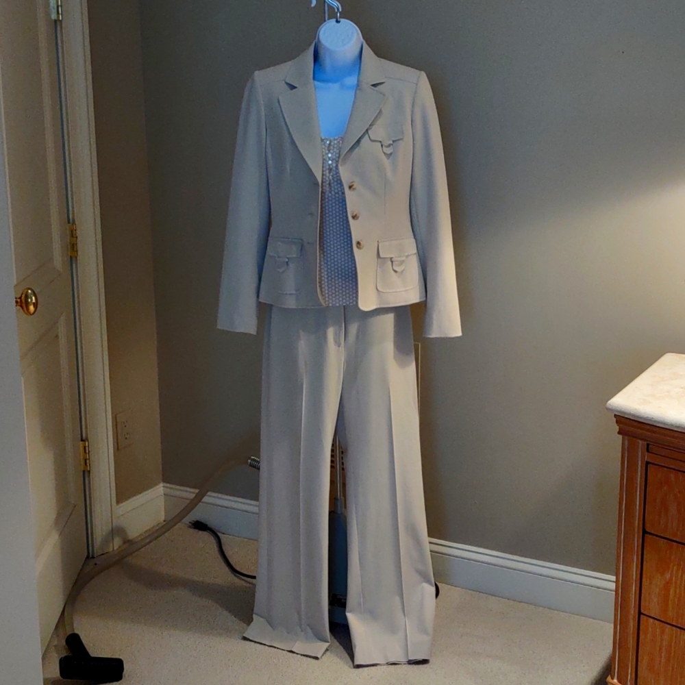 Isabella DeMarco Beige Pant Suit with matching Shirt Sz 2 Shirt S 4
